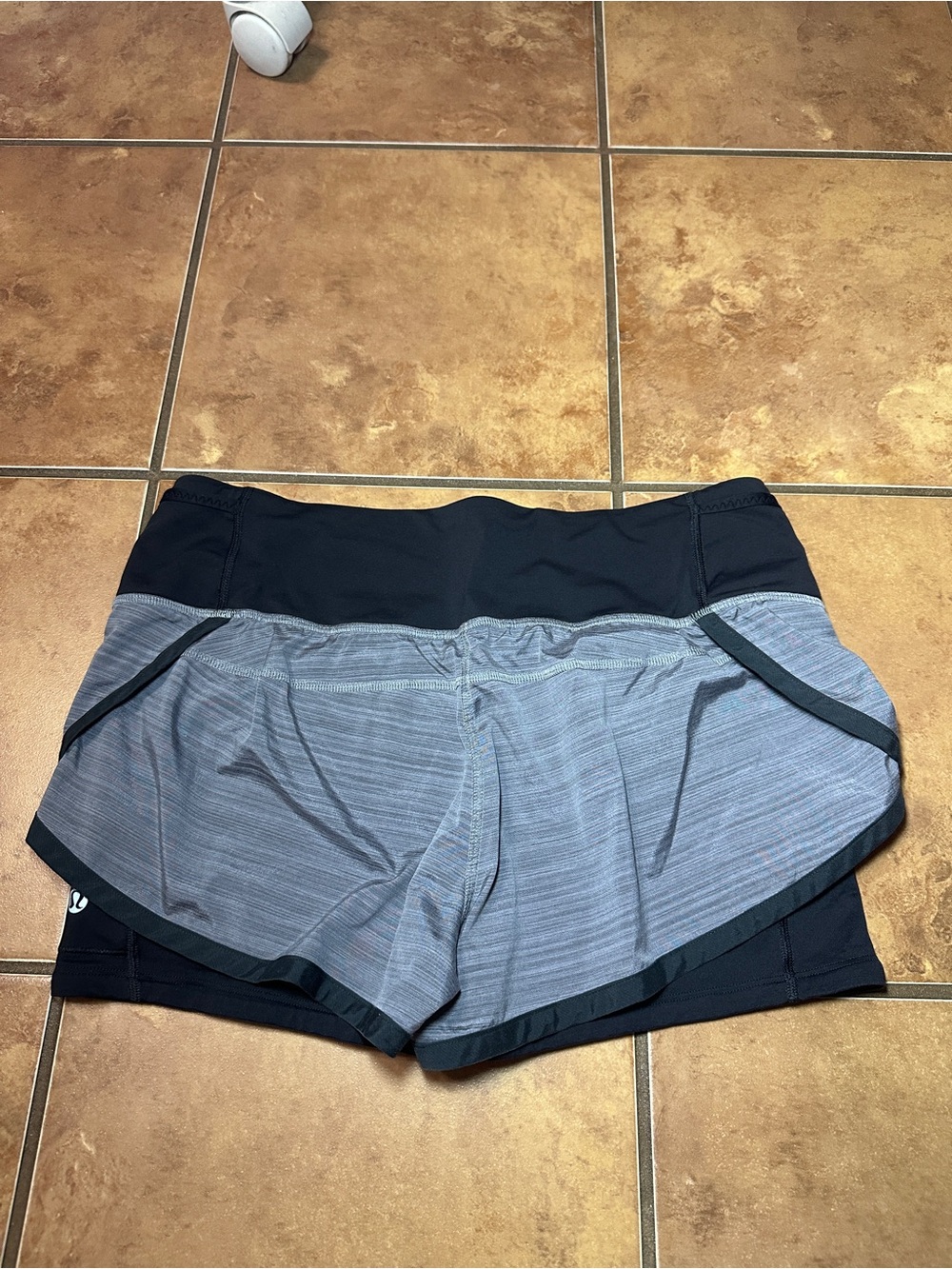 Lululemon Run Speed Squat Shorts Size 8 Twisted Stripe Fossil/ Black - Picture 2 of 6